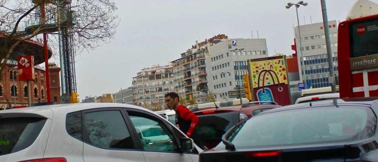 Alberto corriendo entre el denso tráfico de Barcelona camino al punto de meta. // FDV