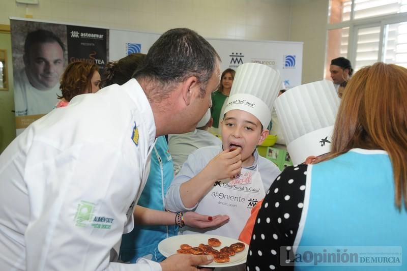 El chef Ángel León imparte en Murcia un taller de cocina para niños con autismo