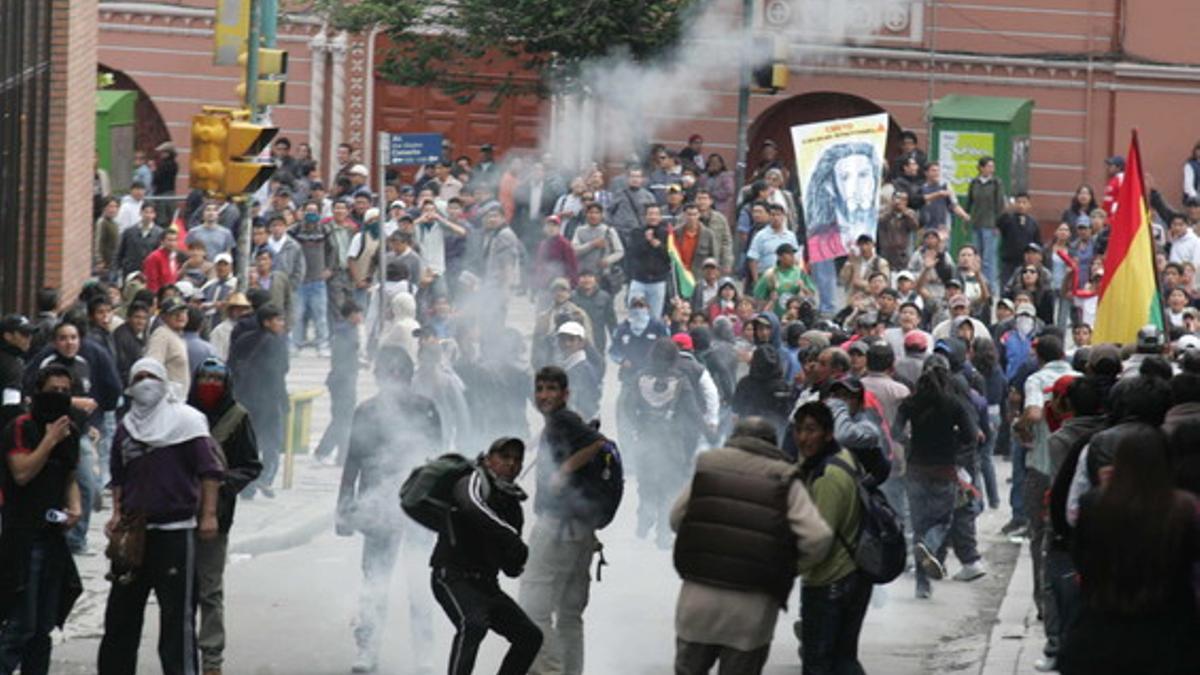 Ciudadanos bolivianos protestan contra la subida del precio de los carburantes, el jueves, en La Paz.