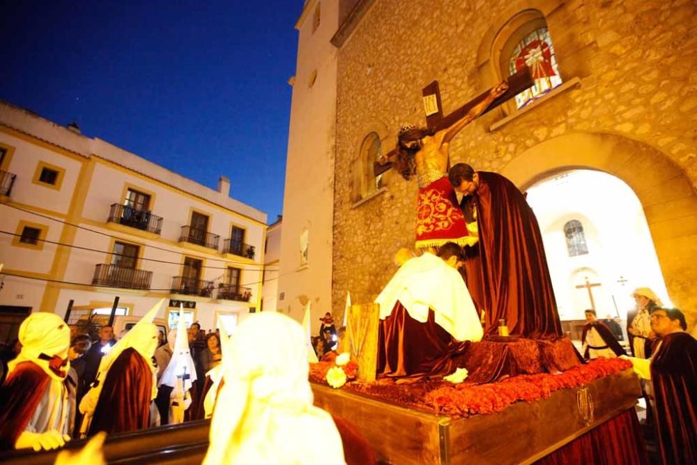 La cofradía de nuestra señora de la piedad de Sant Elm condujo la procesión del Santísimo Cristo de la Sangre