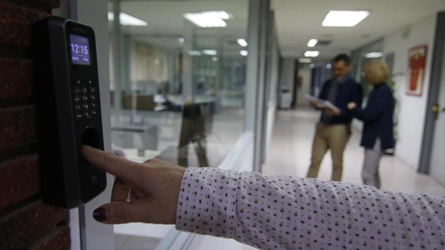 Rechazo a la sentencia que avala descontar la pausa del café o el cigarro de la jornada laboral