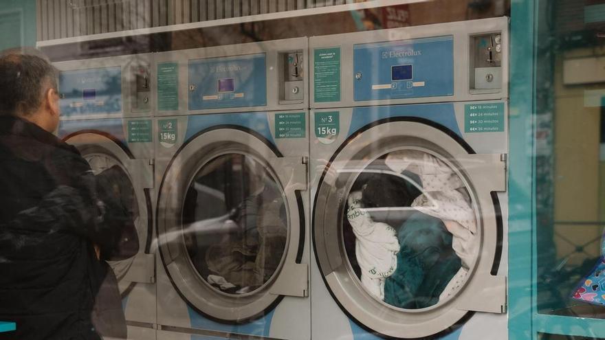 Las lavanderías madrileñas se llenan por las intensas lluvias de estas semanas: "Es la única forma de secar la ropa"