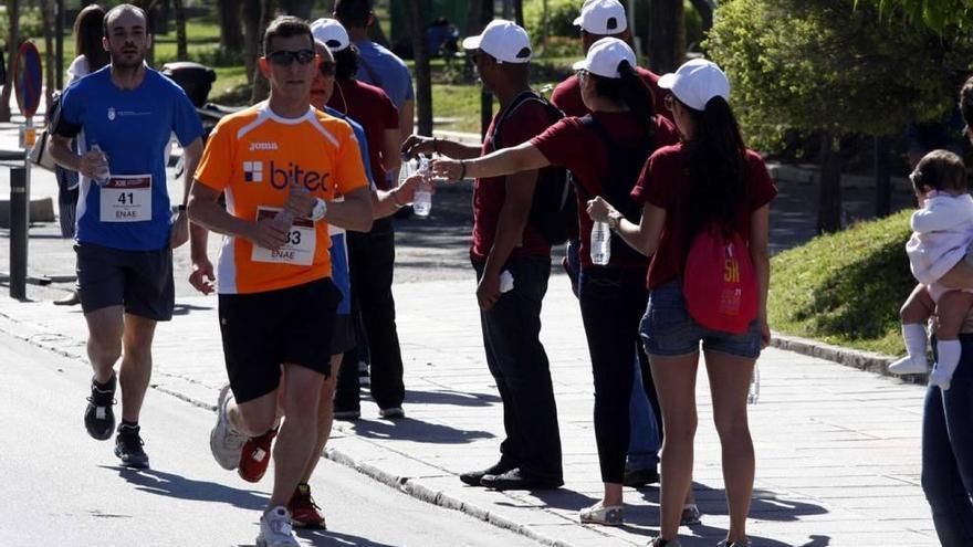 Momento de la Carrera Urbana para Empresas que se celebró ayer en la ciudad de Murcia.