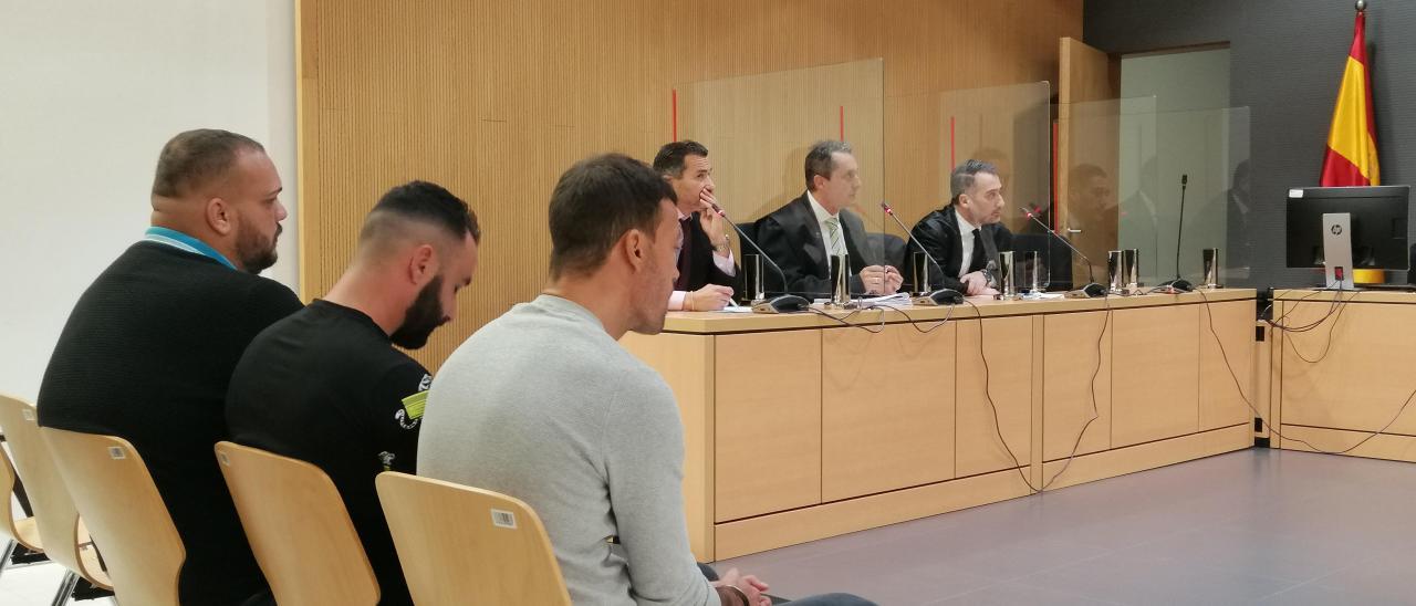 Los tres narcos condenados ayer, durante el juicio en su contra en la Audiencia Provincial.