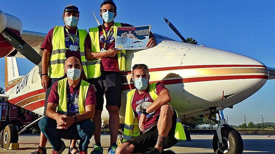 A la derecha, equipo técnico encargado de la campaña aérea "Virada", en Peinador. Arriba, ejemplares de "toniñas", una especie amenazada.