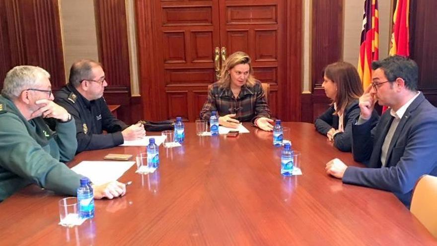 Salom, en el centro, junto a la alcaldesa Riera y el concejal Perelló, a la derecha.