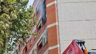 Siete personas evacuadas y dos mascotas pierden la vida en el incendio de un estudio en Lloret