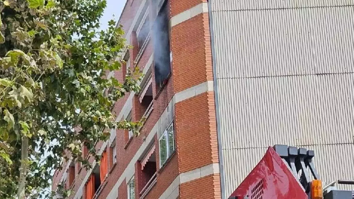 Siete personas evacuadas y dos mascotas pierden la vida en el incendio de un estudio en Lloret