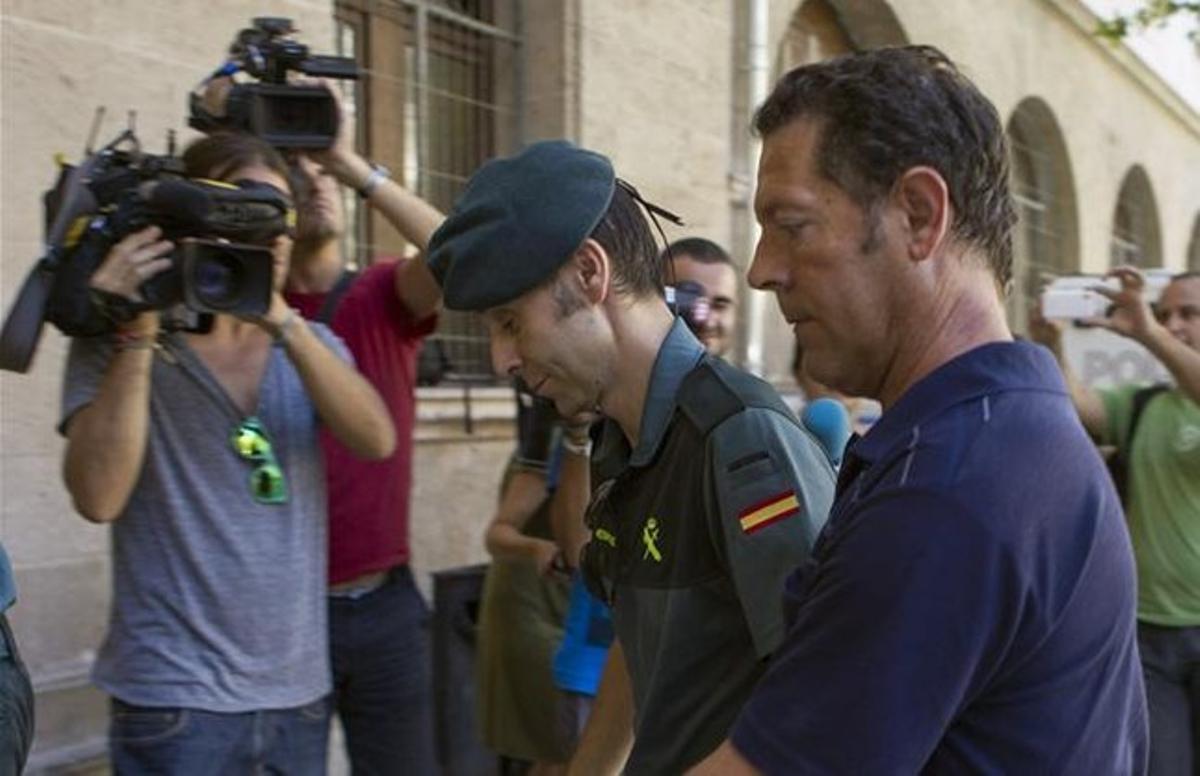 El detingut per l’incendi de la Serra de Tramuntana entra als jutjats de Palma.
