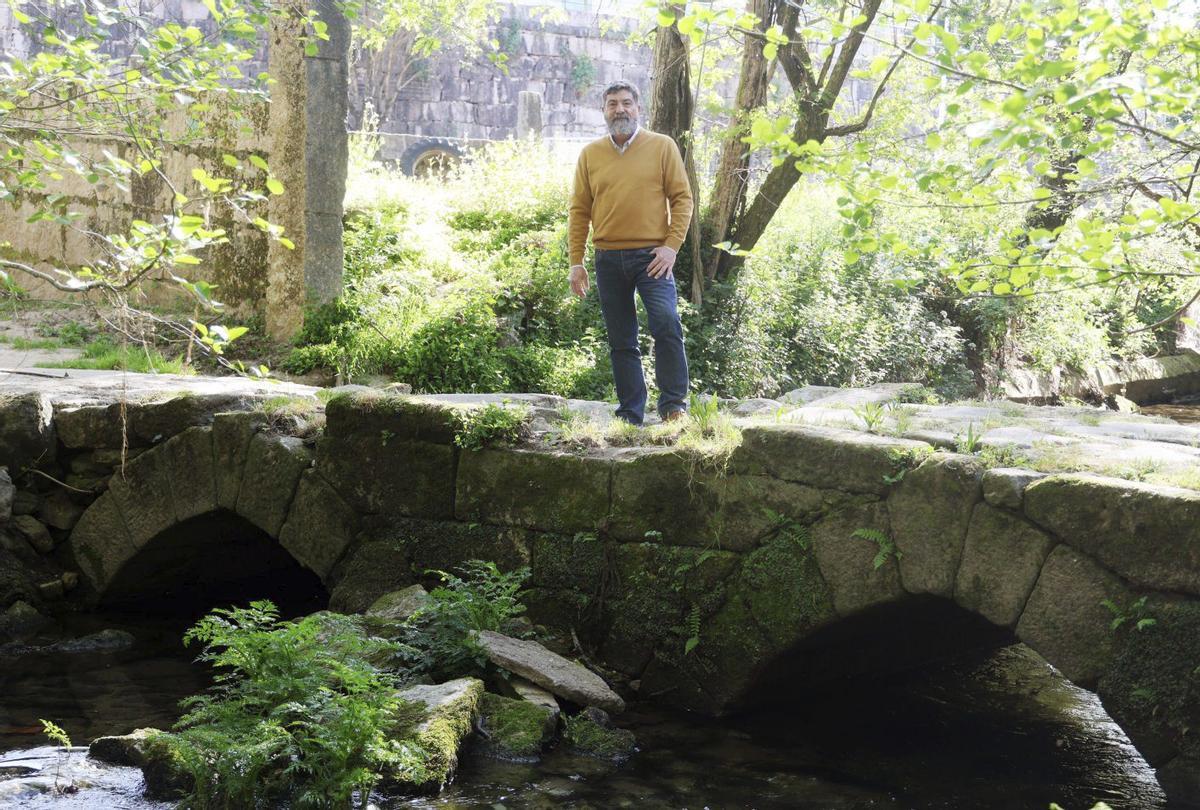 Calros Solla, sobre a deteriorada Ponte do Couto no río Gafos de Pontevedra.