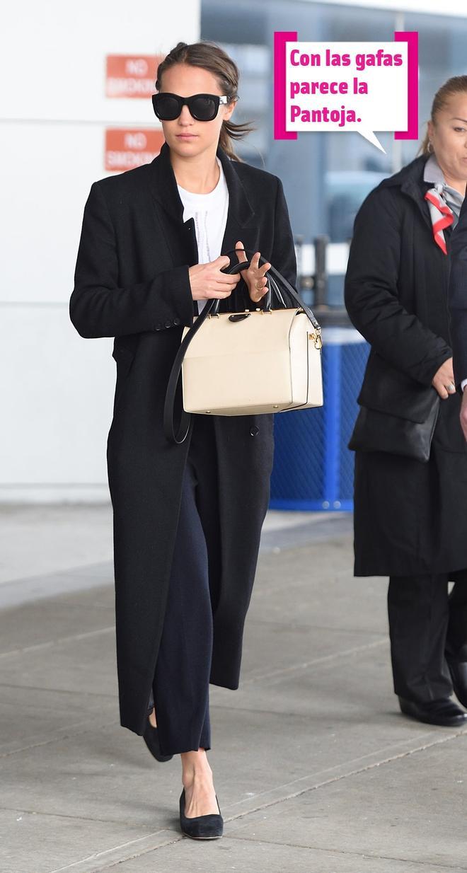 Alicia Vikander en el aeropuerto de Nueva York