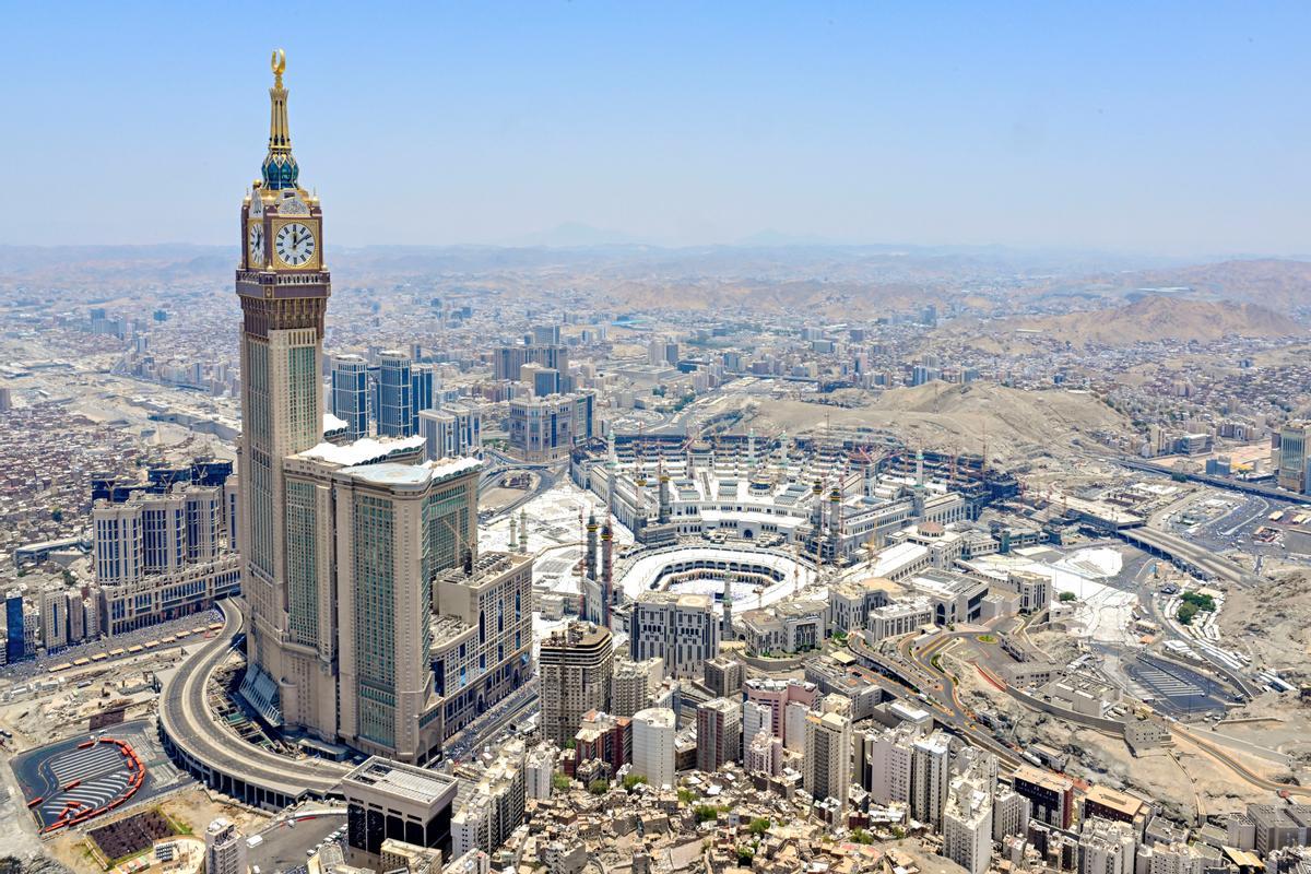 Peregrinos musulmanes realizan la Umrah en la Santa Kaaba, en la ciudad santa de La Meca