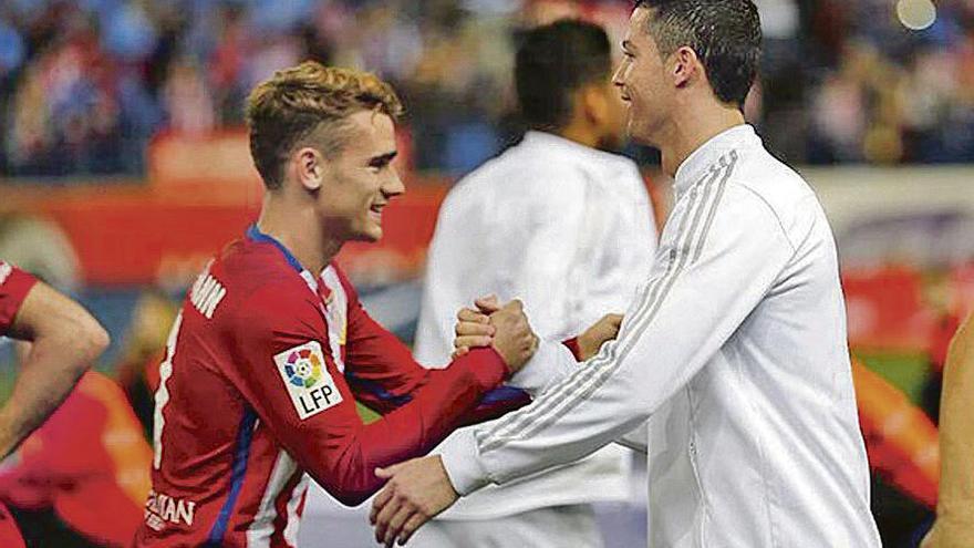 Griezmann y Ronaldo se saludan en los prolegómenos de la final de la Liga de Campeones de Milán.