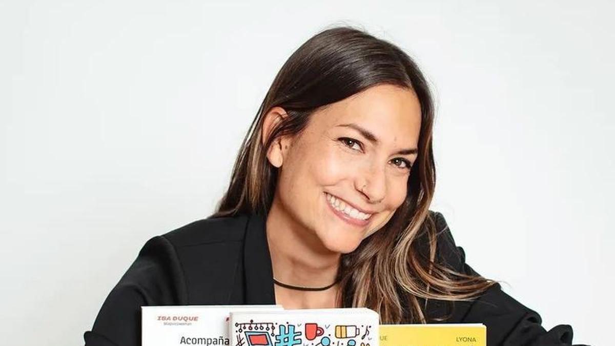 Isa Duque 'PsicoWoman' sosteniendo algunos de sus libros.