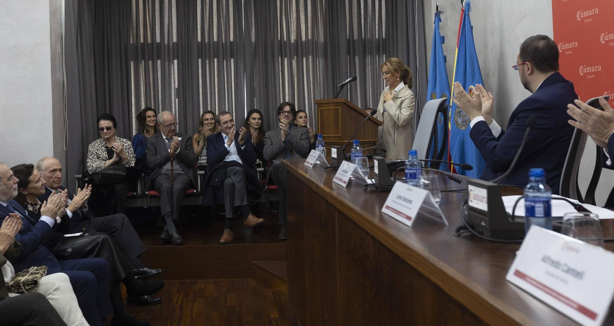 En imágenes: Obdulia Fernández recoge la Medalla de Oro de la Cámara de Oviedo