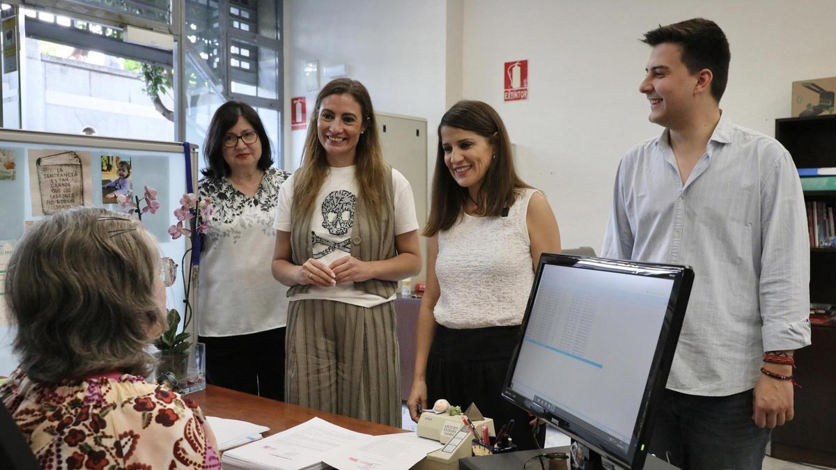 La portavoz del Grupo Socialista, Isable Gil Rosiña, acompañada de otros diputados de la formación, durante el registro de las enmiendas parciales a los presupuestos de 2026.