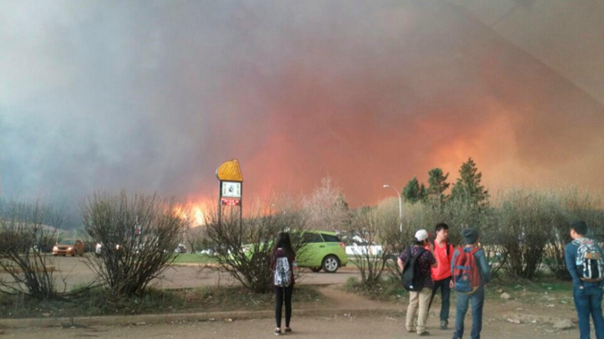 Evacuación en masa en Canadá por un incendio forestal.