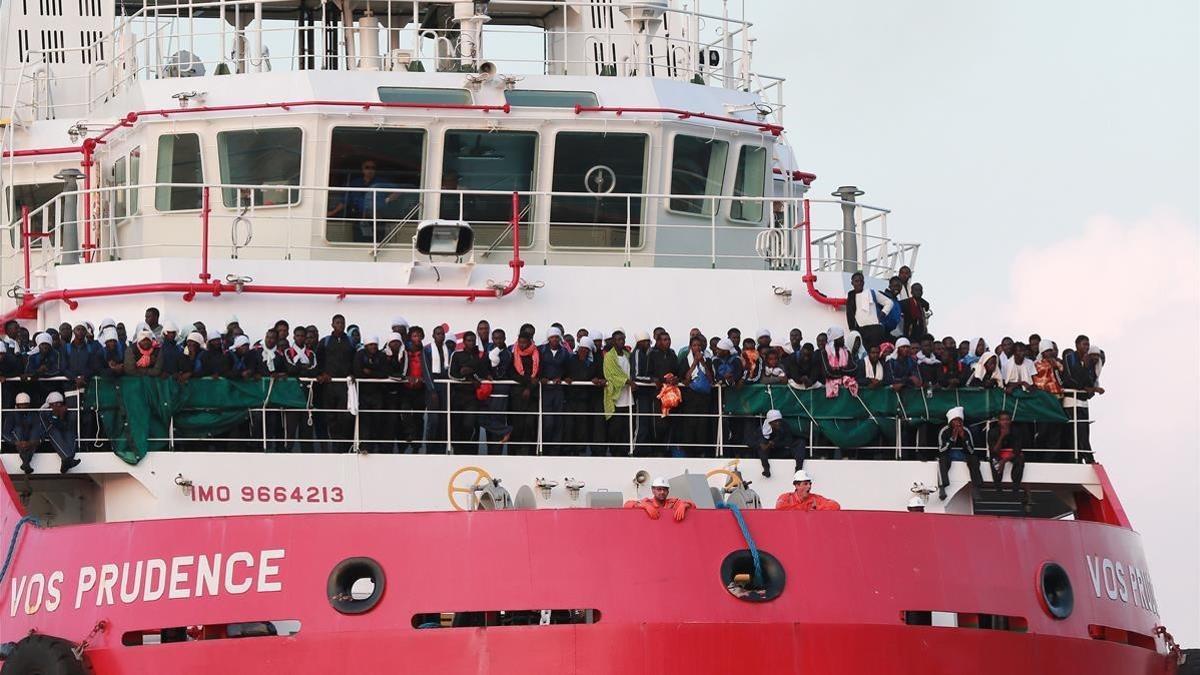 Inmigrantes rescatados por el 'Prudence', de Médicos sin Fronteras, a su llegada al puerto de Salerno (Italia), el 14 de julio.