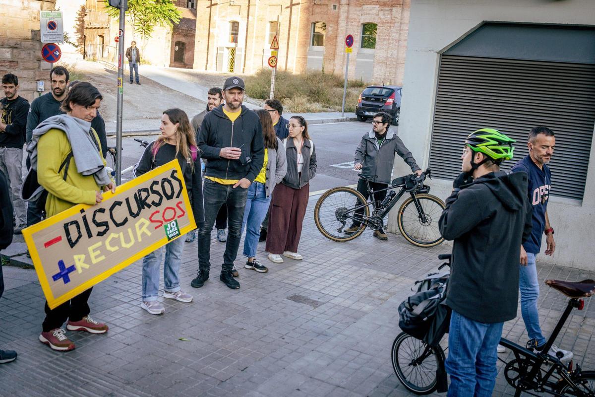 Los profesores cortan la Gran Via a la altura de La Campana, en Barcelona.