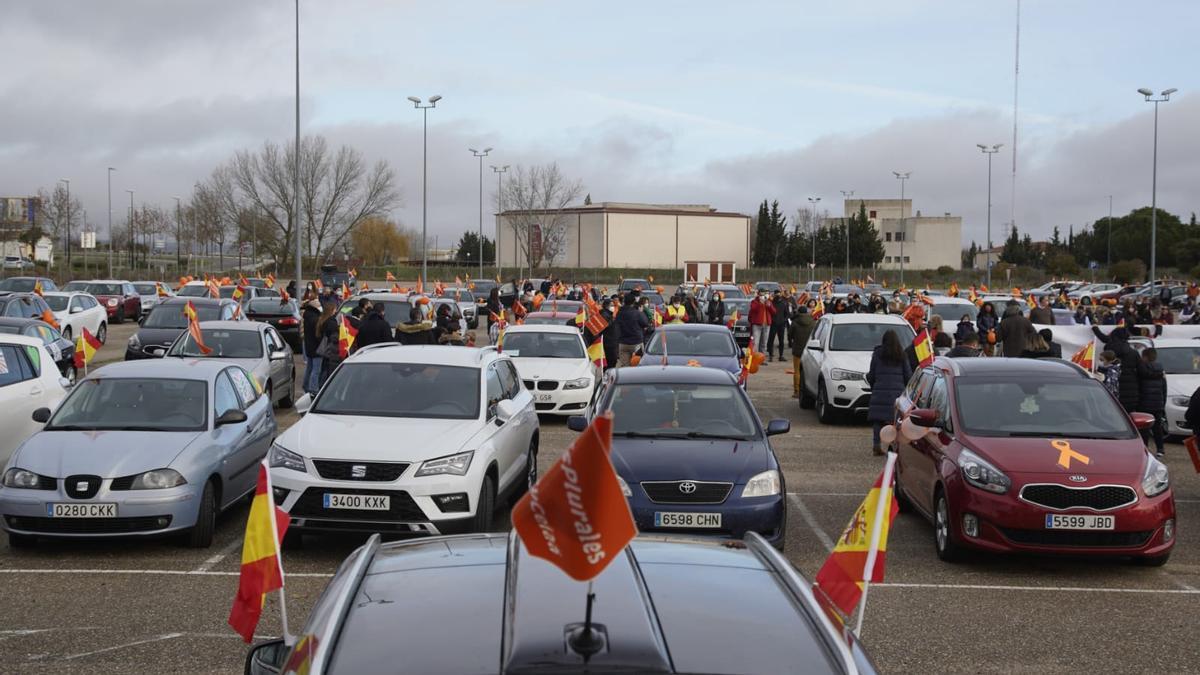 Salida de la comitiva de coches en Zamora para protestar contra la Ley Celaá.