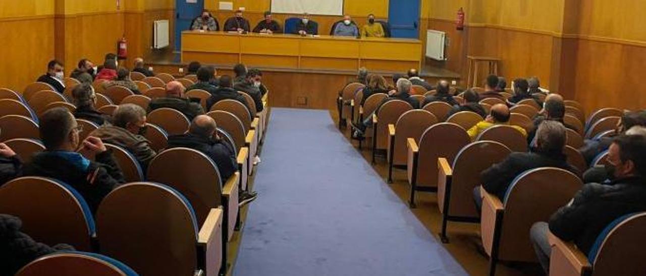 Dirigentes del sector bateeiro reunidos en el edificio de Mexillón de Galicia.