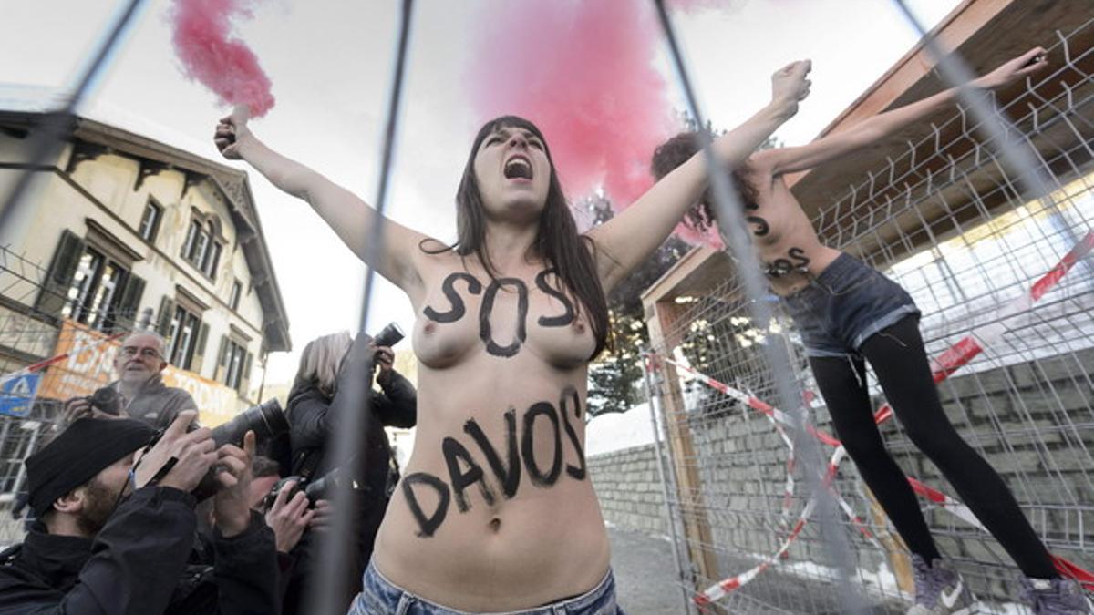 Activistas de Femen protestan en el encuentro anual de Davos.