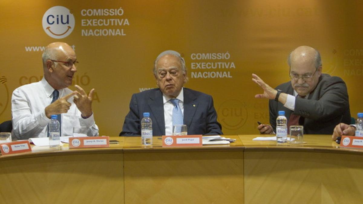 Duran Lleida conversa con el 'conseller' de Economia, Andreu Mas-Colell, ante la presencia del 'expresident' Jordi Pujol, este lunes, durante la ejecutiva de CiU.