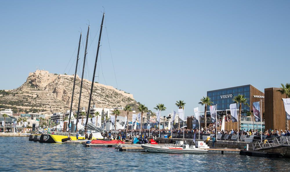 Miles de personas se dan cita en el Village del Puerto de Alicante para disfrutar del estreno de la competición