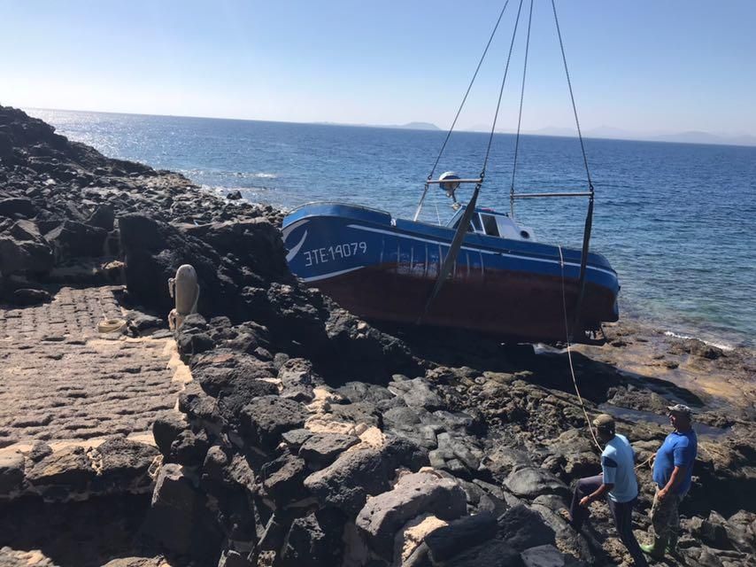 Un barco pesquero encalla en la costa de Playa Blanca