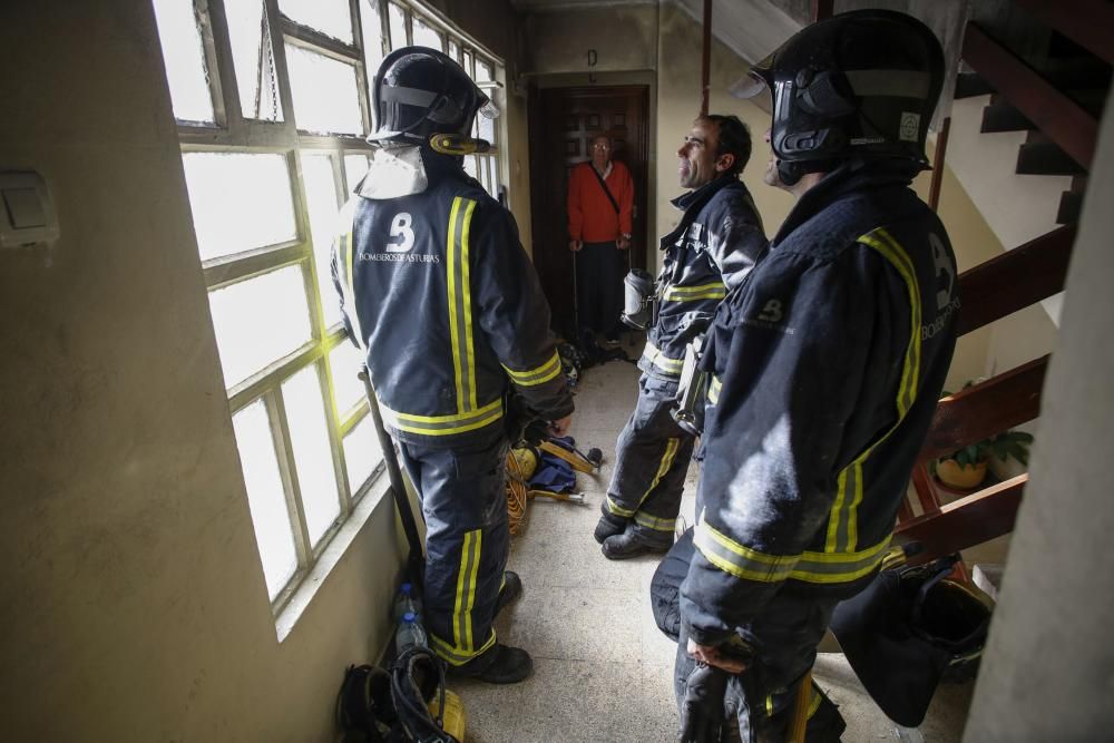 Así quedó el interior de la vivienda que ardió en el Avilés