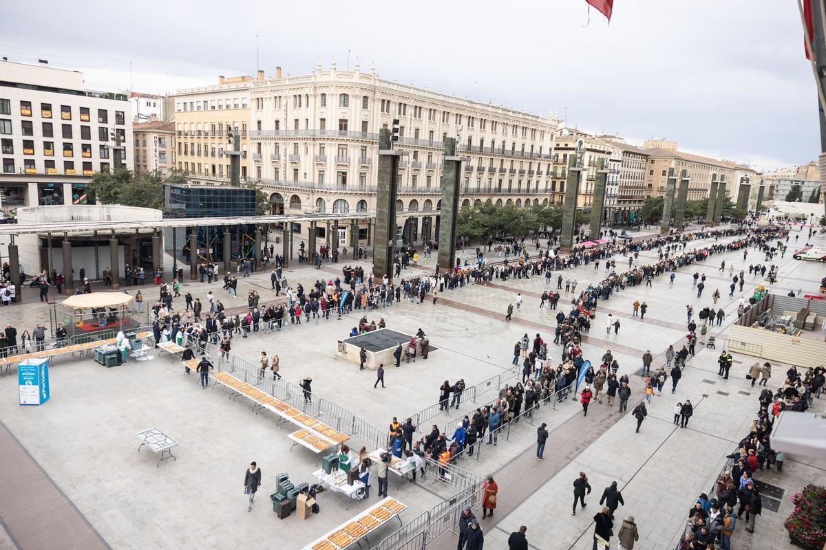 En imágenes | EL PERIÓDICO DE ARAGÓN reparte 20.000 raciones de roscón en la plaza del Pilar por San Valero