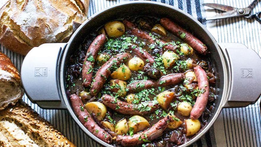 Salchichas con cebollas rojas caramelizadas.