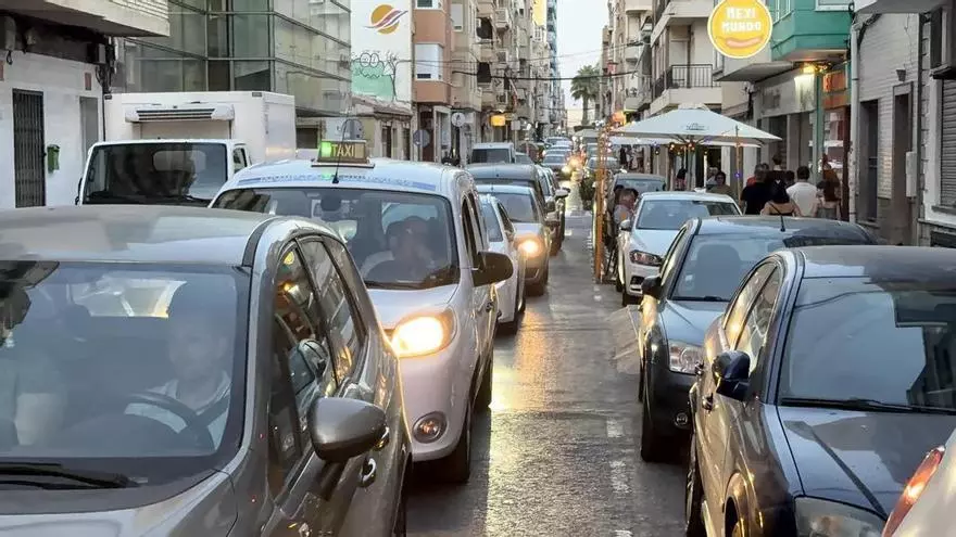 Los agentes de movilidad realizarán labores fundamentalmente de control del tráfico: en las imágenes congestión en el centro con la apertura del centro de ocio el pasado jueves