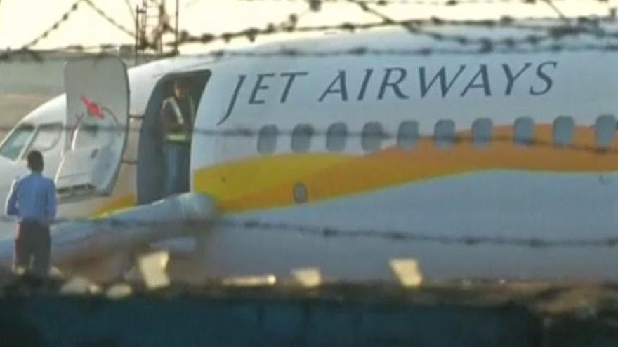 Al menos 15 heridos tras salirse de la pista un avión en La India