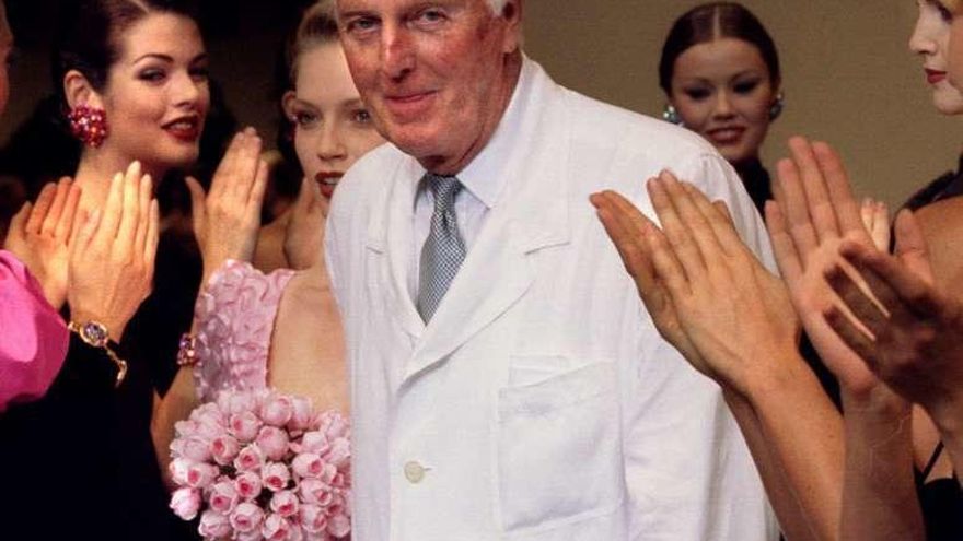 Hubert de Givenchy, en la presentación de su última colección de alta costura en París, en julio de 1995.