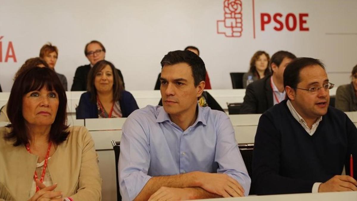 Pedro Sánchez, en el centro, durante el comité federal de los socialistas, este lunes.