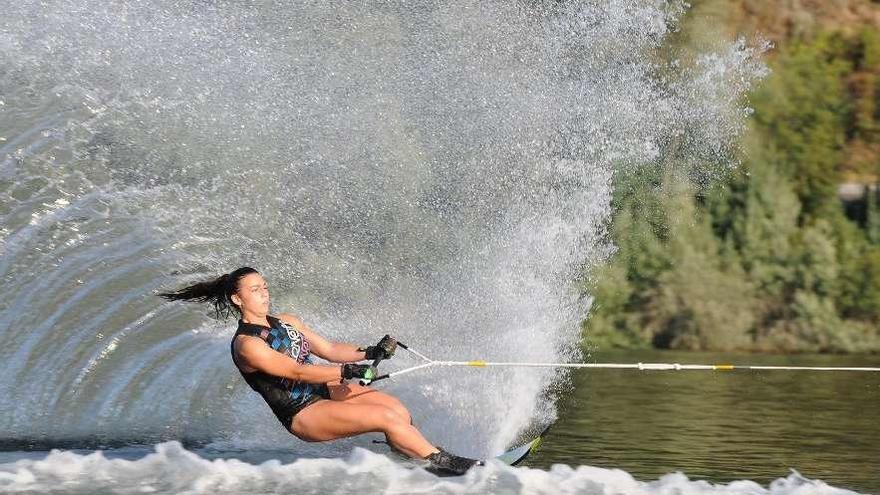 Una esquiadora, durante una competición en el embalse ourensano. // FDV