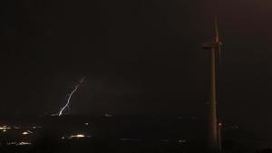 Tormenta junto a un parque eólico en Navarra. La actividad eléctrica del sábado fue intensa en muchas áreas del interior peninsular.