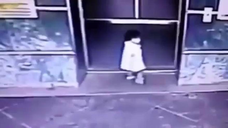 Una niña se salva de quedar atrapada por un ascensor gracia a una patada de su madre