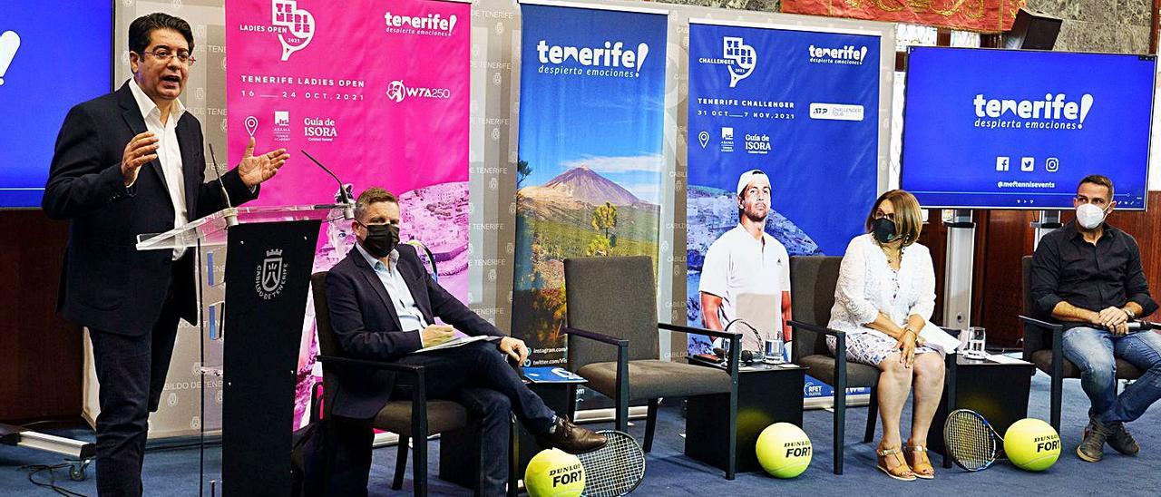 Pedro Martín, tomando la palabra en el acto de presentación de los torneos de tenis.