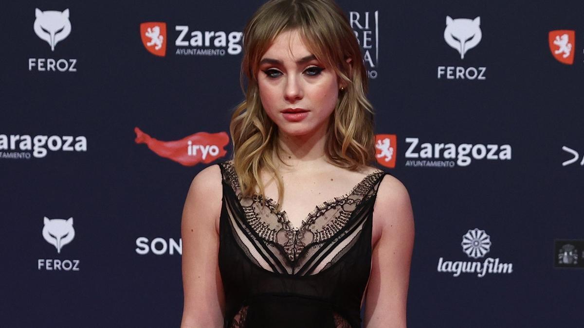 La actriz Clara Galle posa en la alfombra roja previa a la gala de la X edición de los Premios Feroz, en el Auditorio de Zaragoza, a 28 de enero de 2022, en Zaragoza, Aragón (España).