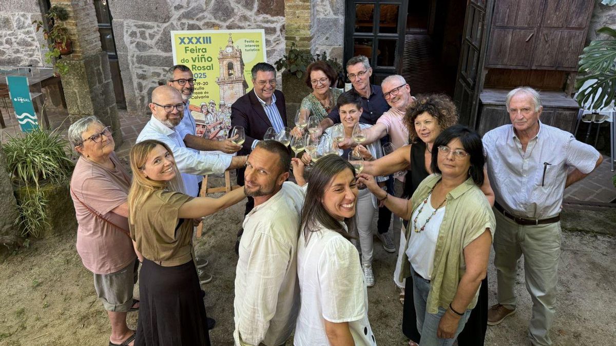 Alcaldesa, concejal de Turismo y bodegueros presentan la XXXIII Feria del Vino do Rosal.
