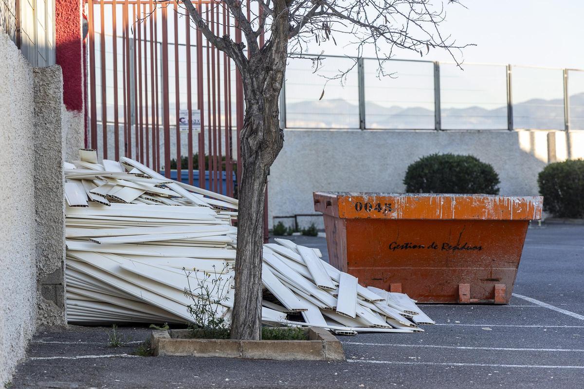 Las lamas retiradas de las ventanas de la Easda, donde se han colocado persianas
