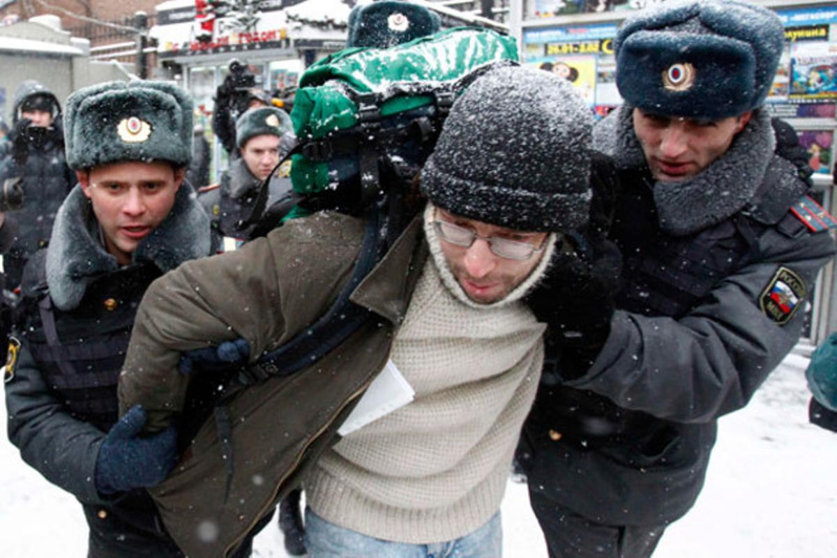 La policia deté un activista del moviment d’oposició Una Altra Rússia durant una concentració per protestar contra la primera sessió de la Duma Estatal.