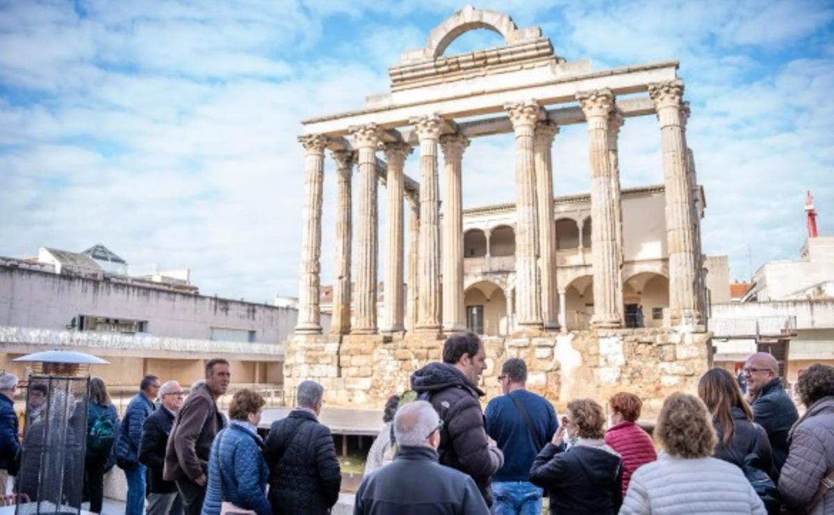 Turistas en el Templo de Diana de Mérida.
