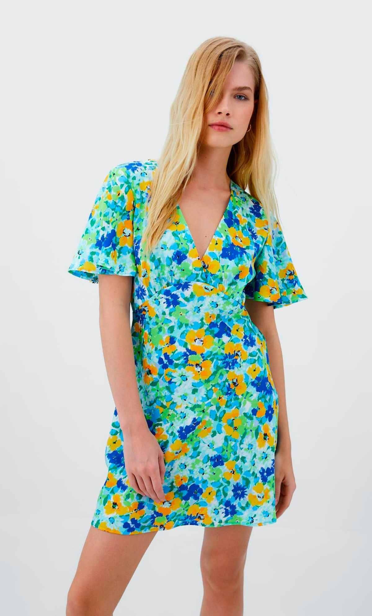 Vestido verde de satén de Stradivarius