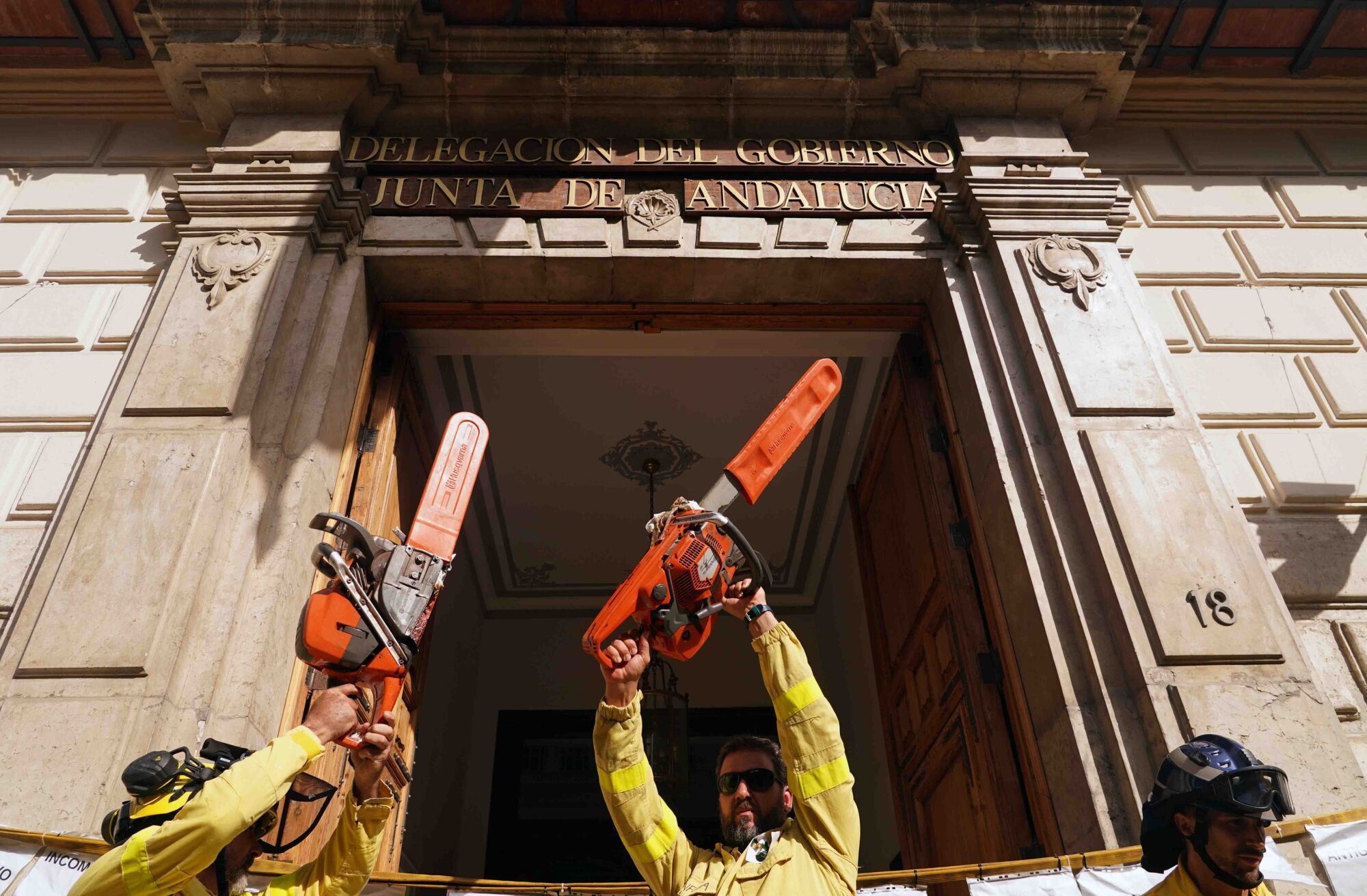 Los bomberos del Infoca se manifiestan en Málaga: 'Nuestros derechos se luchan y se defienden', convocada por CGT, CCOO, UITA, CSIF, SIBFI y Movimiento Infoca, por las precarias condiciones del servicio de extinción 