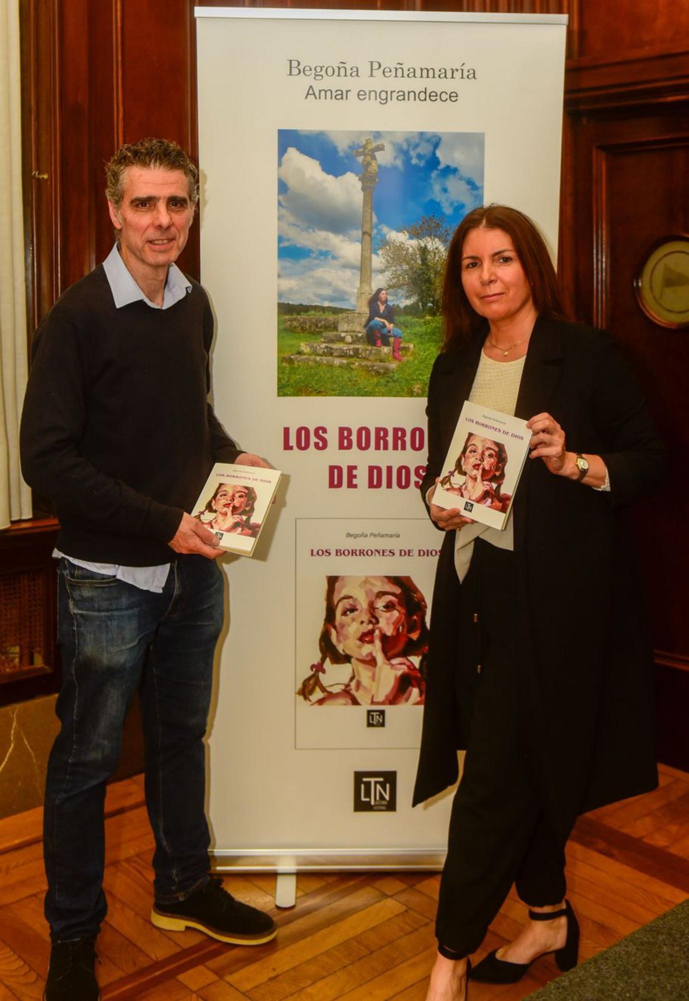 Begoña Peñamaría, con el escritor y editor Juan Mariñas, ayer en el Real Club Náutico.  | |  CASTELEIRO