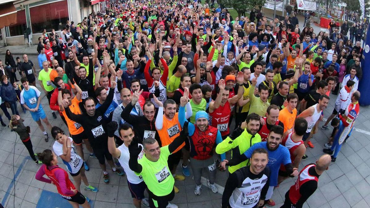 Participantes en una de las ediciones de la San Silvestre de Ponteareas.