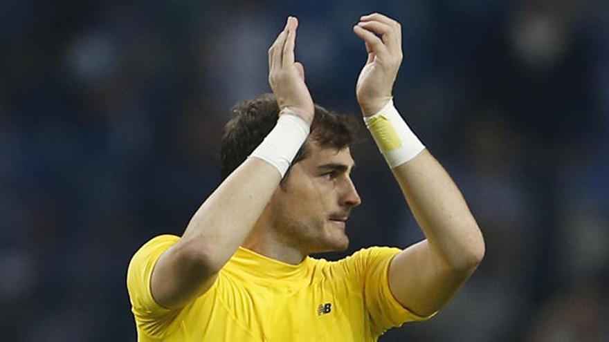 Casillas aplaudiendo.